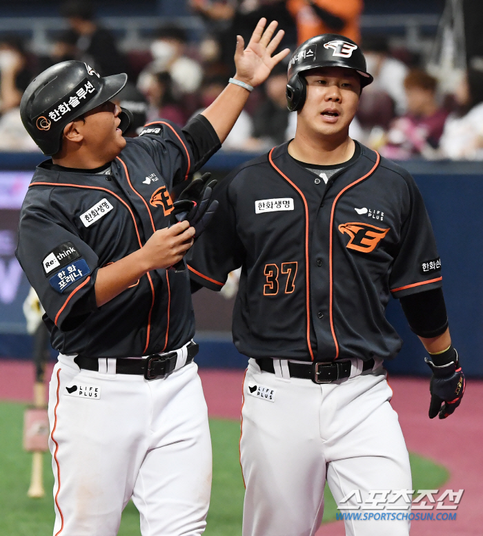 1승 한 것 같은 2패팀 한화, 재미있는 '막싸움'...혼돈의 시즌 예감