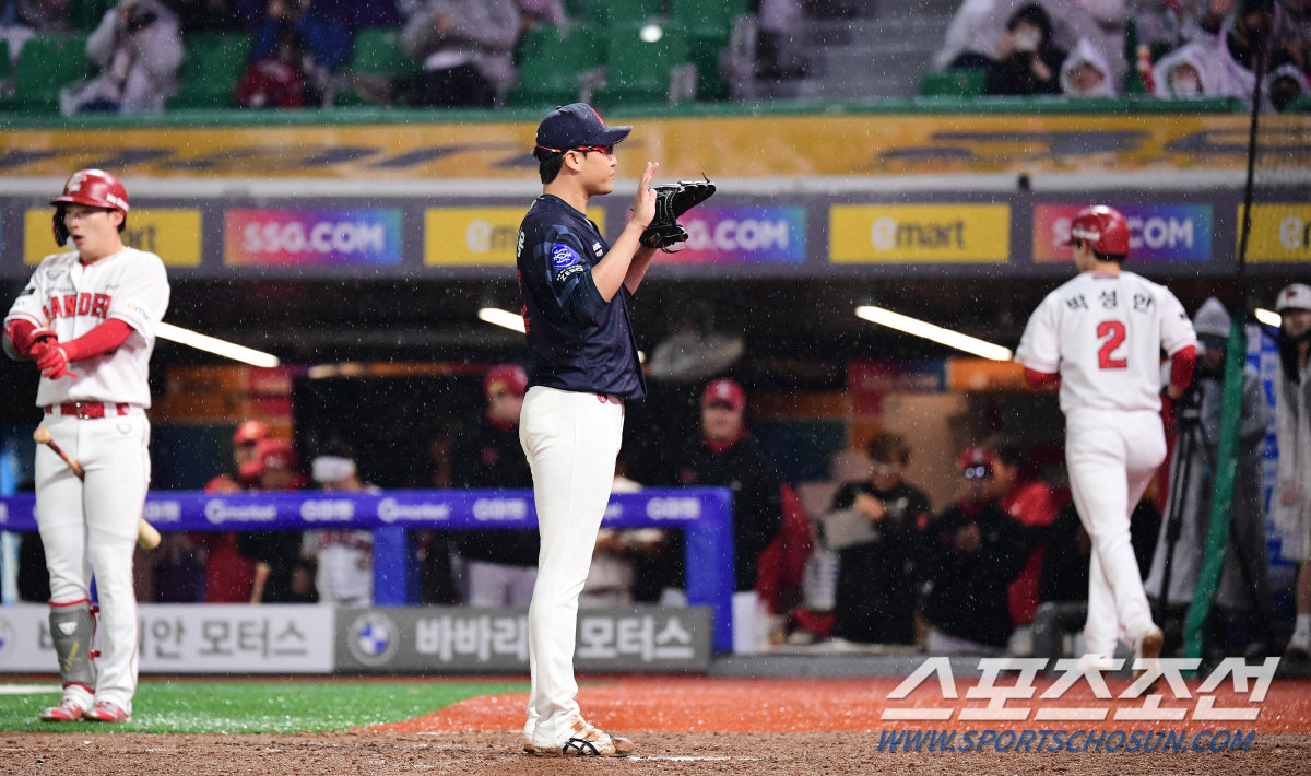 '비 때문인가?' 포일→폭투→적시타…입술 깨문 박세웅, '8K' 구위에 …