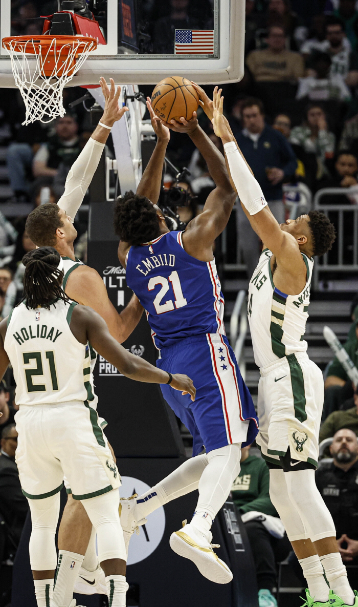 '빅3의 시대'. 안개 속 NBA 정규리그 MVP 레이스. 엠비드 vs …