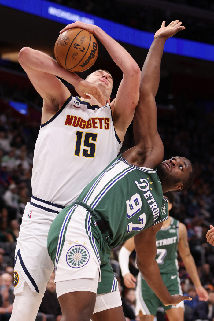 '빅3의 시대'. 안개 속 NBA 정규리그 MVP 레이스. 엠비드 vs …