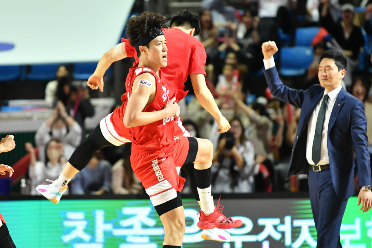 [6강PO] 4Q '미쳐 날뛴' 허일영, SK 15점 차이를 뒤집고 2연…