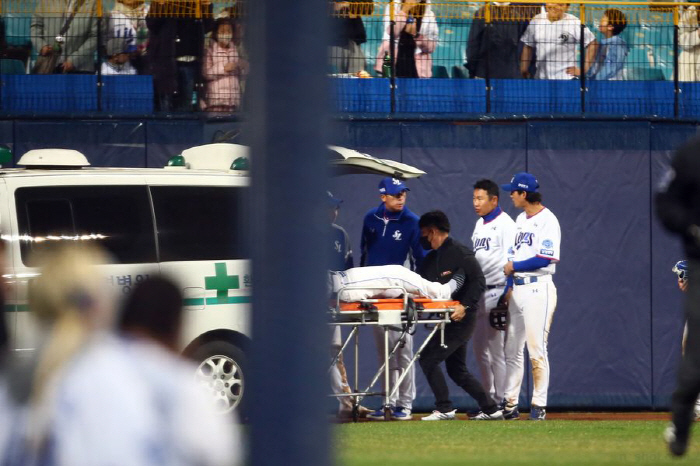 "모두가 걱정" 온 몸 던져 승리 지키고 쓰러진 투혼의 상징, 스파이크 …