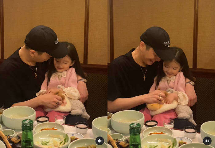 쌈디, '예쁜 조카' 채채 무릎에 앉히고 미소..꿀 떨어지는 삼촌
