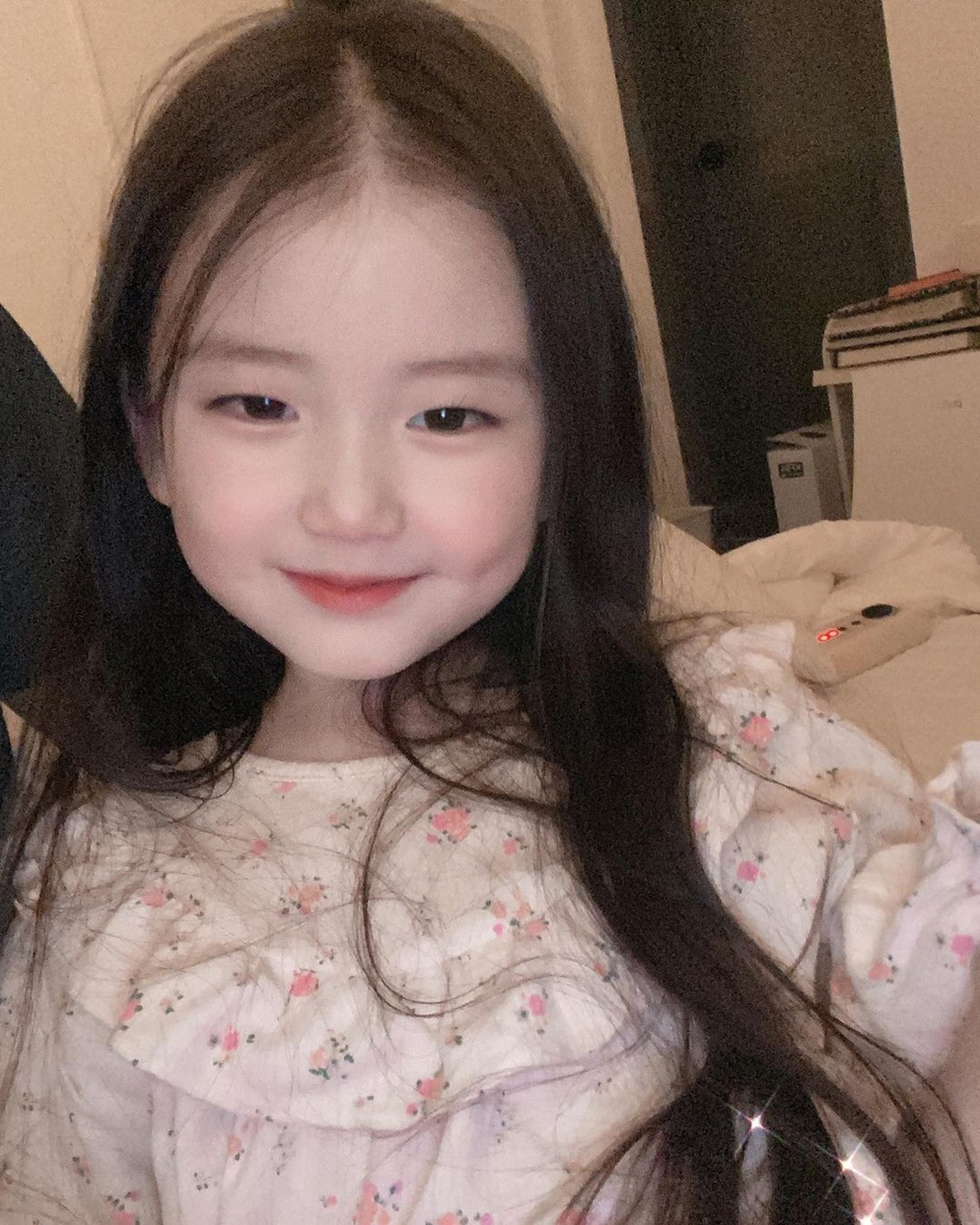 쌈디, '예쁜 조카' 채채 무릎에 앉히고 미소..꿀 떨어지는 삼촌