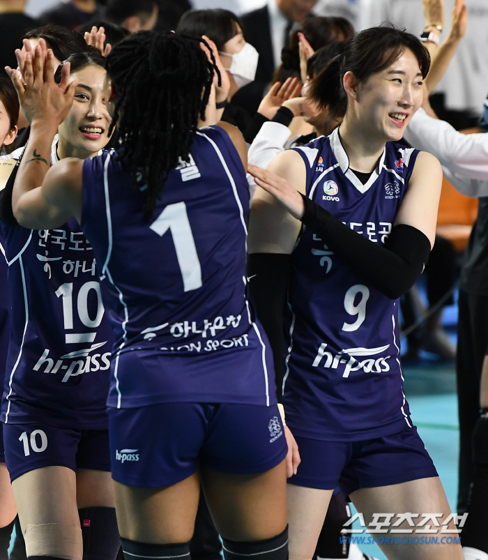 '귀화라도 할까요?' 봄배구 이끈 복덩이 캣벨..'우승으로 해피엔딩 꿈꾼…
