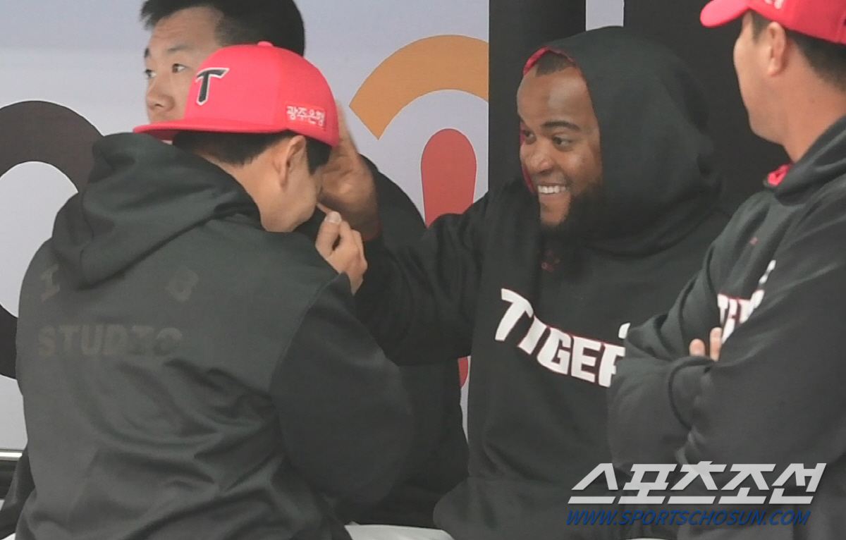 K소꿉놀이에 푹 빠진 소크라테스 '꽃샘추위 이기는 신박한 비법' [수원 …