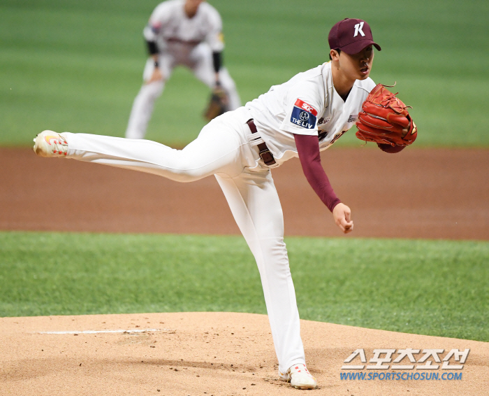 '5선발' 장재영, LG전 시즌 첫 선발등판 4이닝 3실점...매 이닝 …