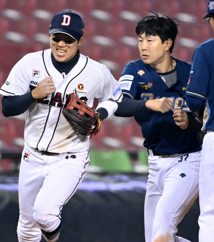 '감히 내 공을 잡아?' 절친 허경민 호수비에 '등짝 스매싱'으로 응징한…