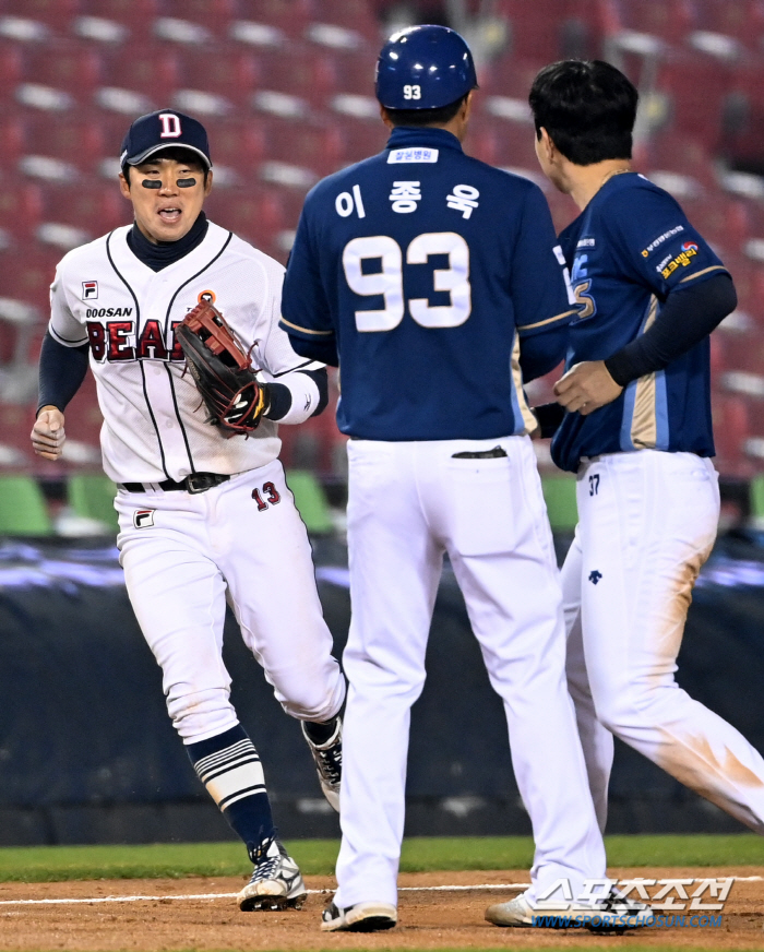 '감히 내 공을 잡아?' 절친 허경민 호수비에 '등짝 스매싱'으로 응징한…