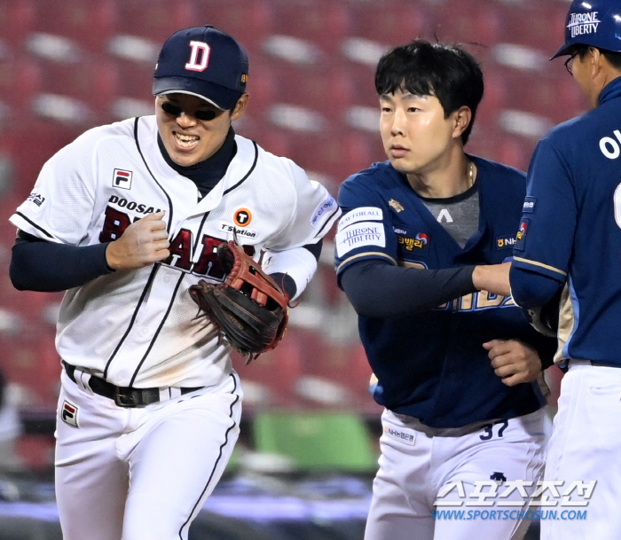 '감히 내 공을 잡아?' 절친 허경민 호수비에 '등짝 스매싱'으로 응징한…