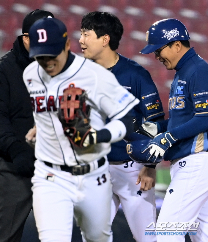 '감히 내 공을 잡아?' 절친 허경민 호수비에 '등짝 스매싱'으로 응징한…