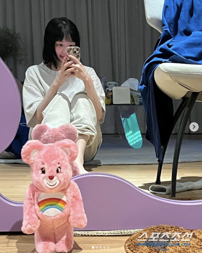 '이승기 처형' 이유비, 동생 이다인 결혼식 앞두고 '공주 거울' 셀카……