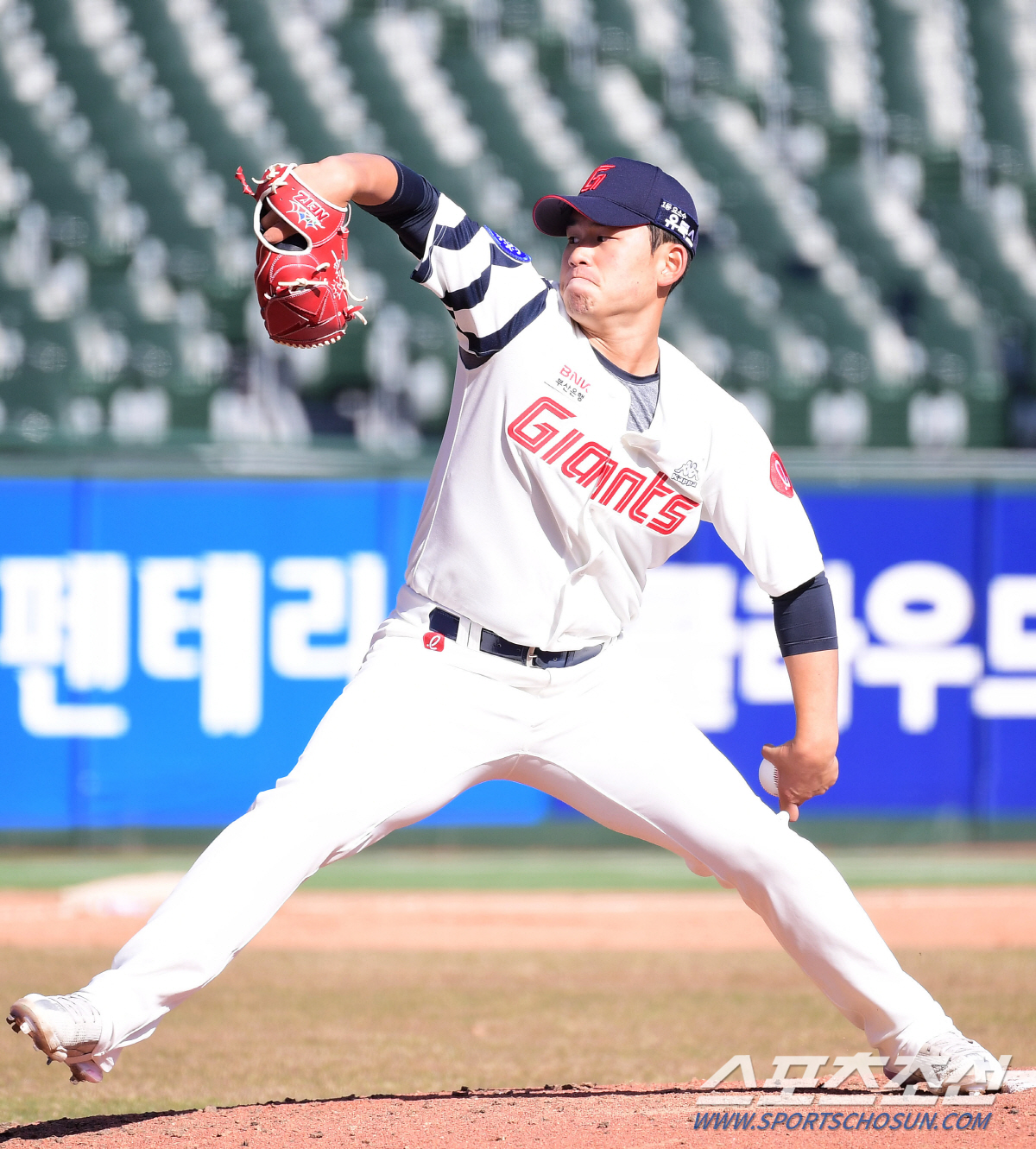 '마이클 조던의 말처럼…' 팬도 사령탑도 간절하다 "뚫어, 김진욱!" […