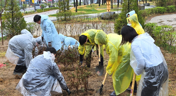 휴젤, 강원 춘천서 나무 심기 행사 진행