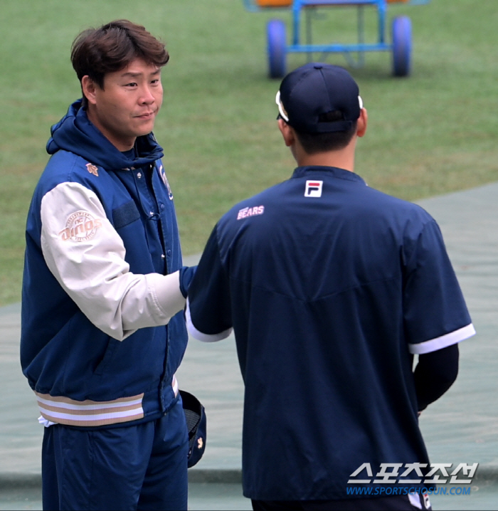 '곰에서 공룡이 된 남자' NC 박세혁, 친정팀 두산 선수단 만나 활짝미…