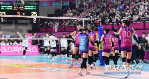 최악의 감독 경질 사태→역전 통합 우승…처절했던 '새드 엔딩'[흥국 V5]