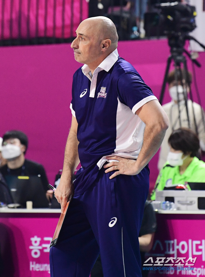 100% 확률 날린 '준우승'…"흥국생명에는 김연경이 필요하다"