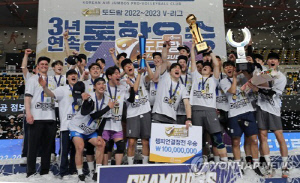 [프로배구결산] ① 대한항공 왕조시대 활짝…'미러클 도로공사' 대역전 우승