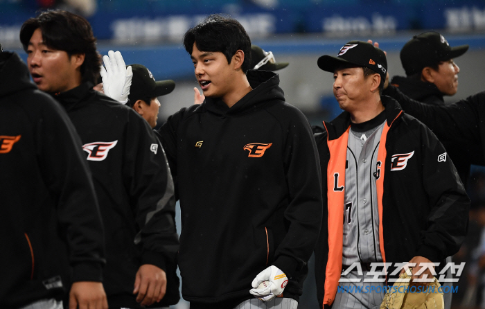 '159km 강속구+훌륭한 인성' 마운드 위에서 빛난 문동주..'무섭게 …