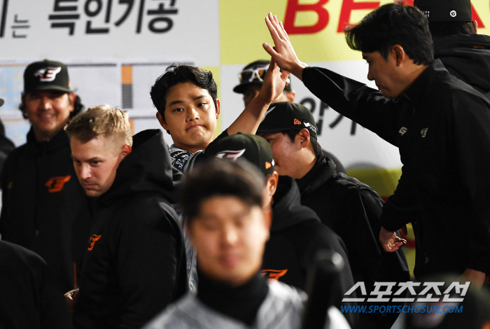'159km 강속구+훌륭한 인성' 마운드 위에서 빛난 문동주..'무섭게 …