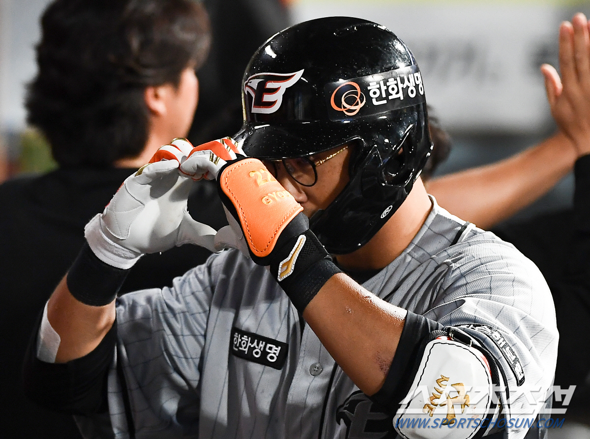 '여기 보세요 찰칵!' 90억 FA 타자의 홈런포가 터진 순간..'이글스…