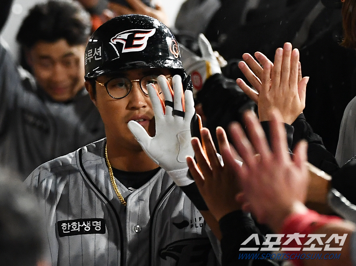 '여기 보세요 찰칵!' 90억 FA 타자의 홈런포가 터진 순간..'이글스…