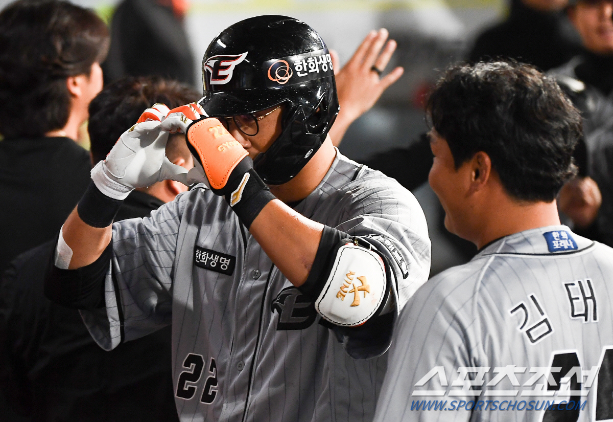 '여기 보세요 찰칵!' 90억 FA 타자의 홈런포가 터진 순간..'이글스…