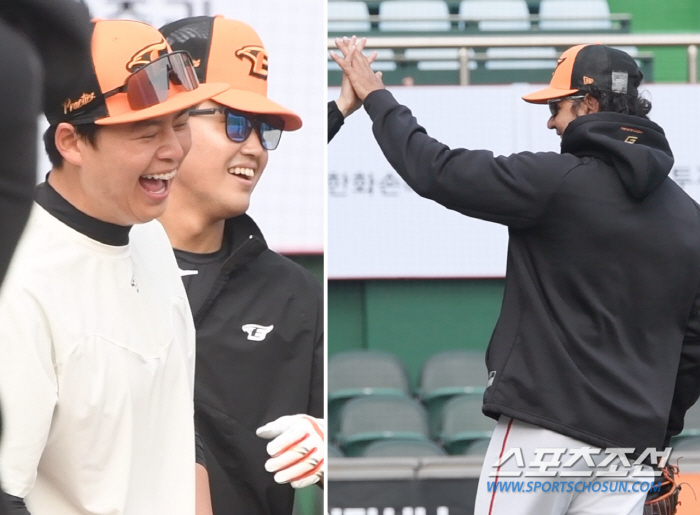 흥 넘친 수베로 감독, 웃음꽃 핀 선수들...첫 승 거둔 한화의 달라진 …