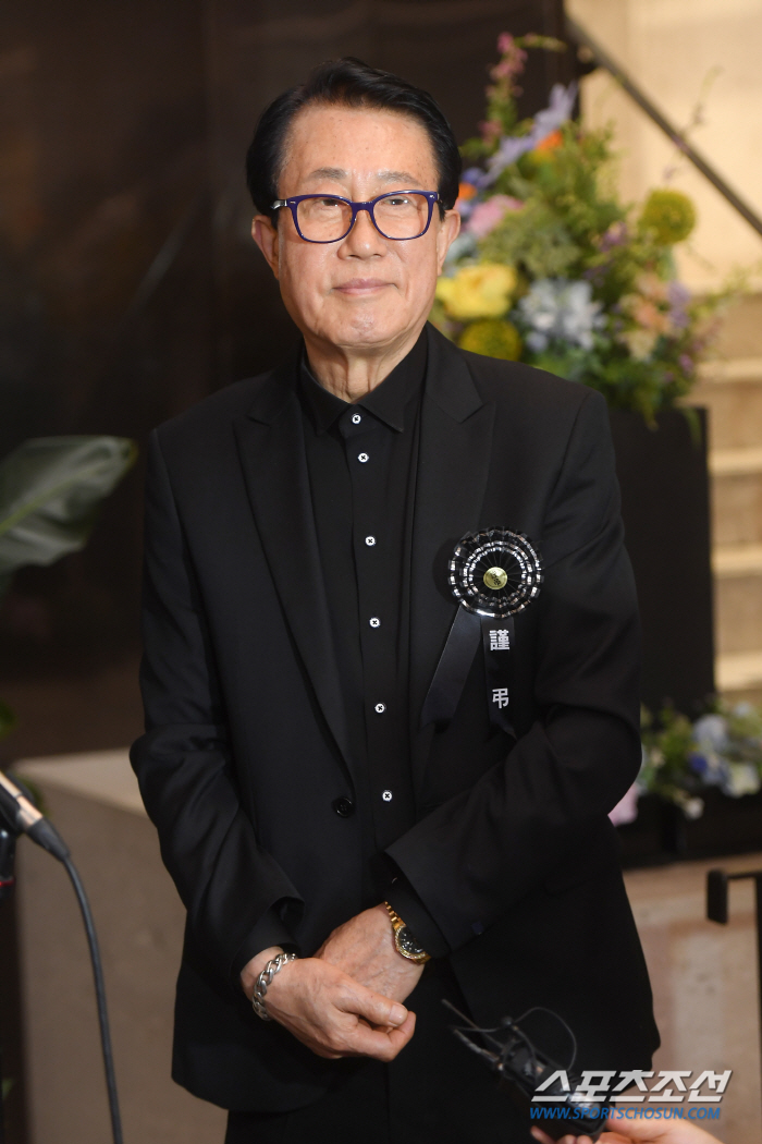 [종합] "한 페이지의 역사가 이렇게"…故 현미 빈소, 가요계 추모 행렬