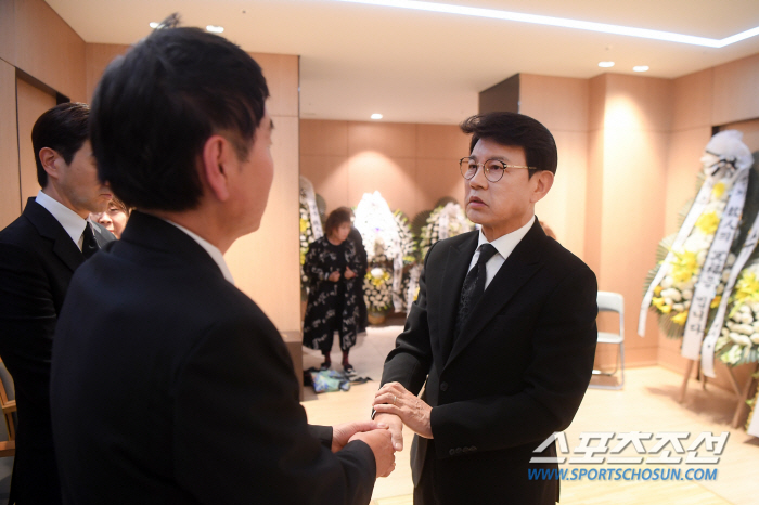 [종합] "한 페이지의 역사가 이렇게"…故 현미 빈소, 가요계 추모 행렬