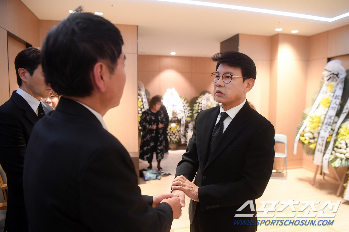 [종합] "한 페이지의 역사가 이렇게"…故 현미 빈소, 가요계 추모 행렬