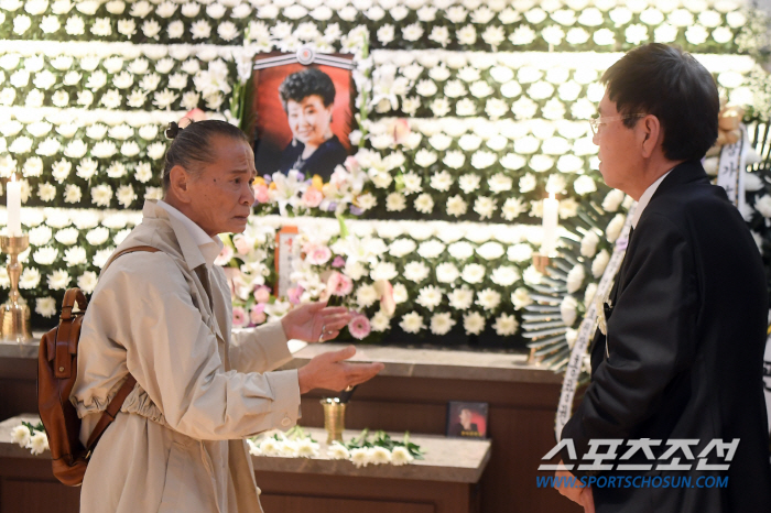 [종합] "한 페이지의 역사가 이렇게"…故 현미 빈소, 가요계 추모 행렬