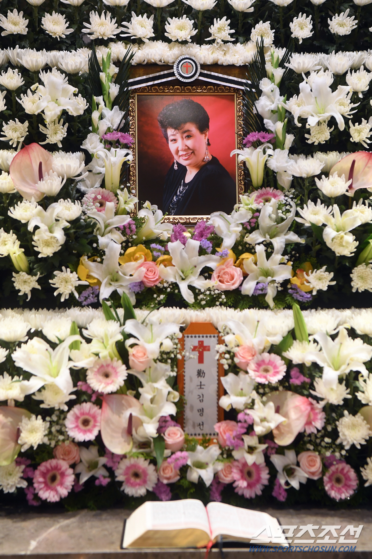 [종합] "한 페이지의 역사가 이렇게"…故 현미 빈소, 가요계 추모 행렬