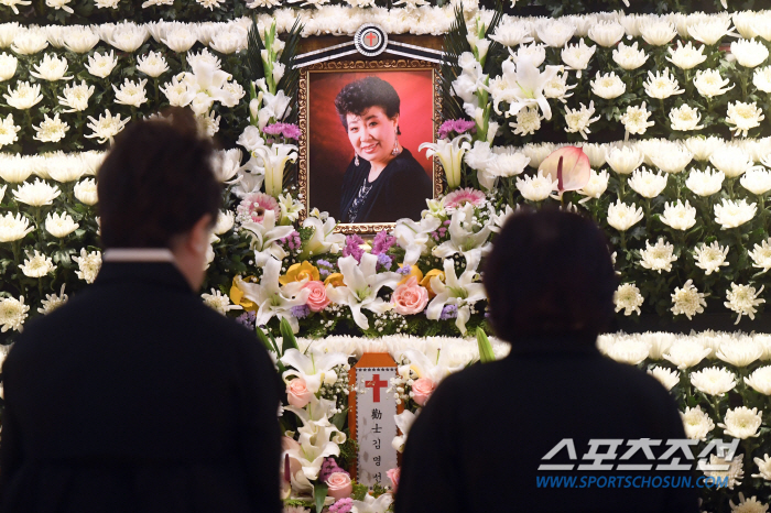 [종합] "한 페이지의 역사가 이렇게"…故 현미 빈소, 가요계 추모 행렬