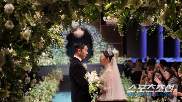 [SC이슈] 이승기♥이다인, 꿀 떨어지는 눈맞춤..'화려함의 끝' 결혼식…