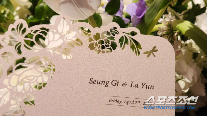 [SC이슈] 이승기♥이다인, 꿀 떨어지는 눈맞춤..'화려함의 끝' 결혼식…