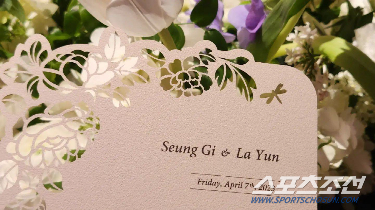 [SC이슈] 이승기♥이다인, 꿀 떨어지는 눈맞춤..'화려함의 끝' 결혼식…
