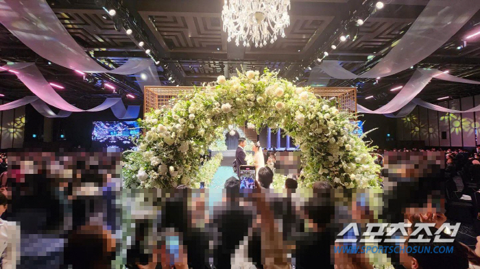 [SC이슈] 이승기♥이다인, 꿀 떨어지는 눈맞춤..'화려함의 끝' 결혼식…