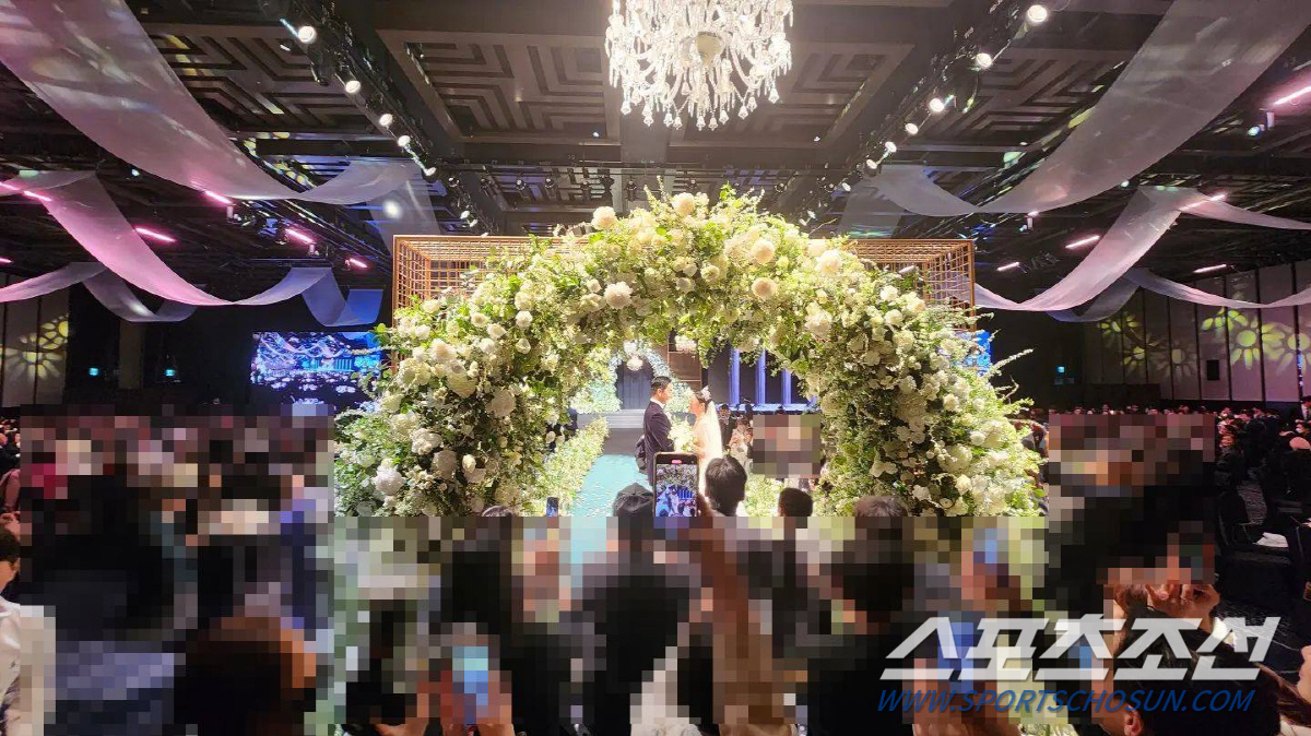 [SC이슈] 이승기♥이다인, 꿀 떨어지는 눈맞춤..'화려함의 끝' 결혼식…