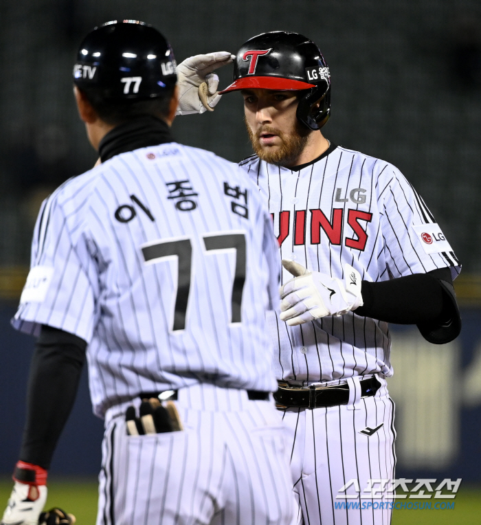제모습 찾은 켈리 7이닝 2실점 첫 승 LG, 홈개막전 삼성에 7대2 승…