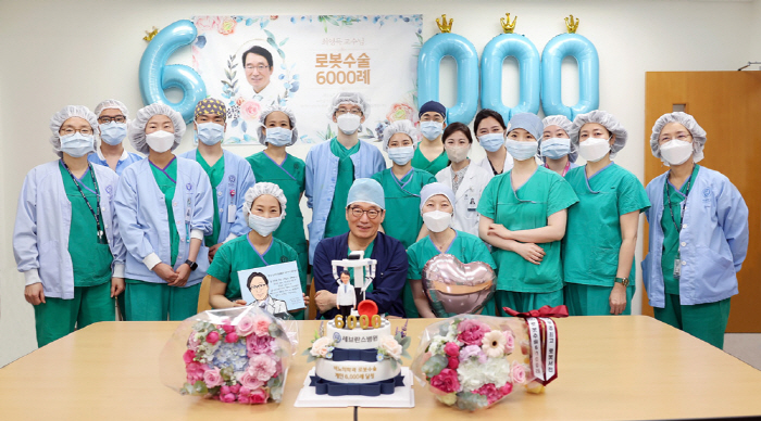 연세암병원 최영득 교수 18년만에 비뇨기암 로봇수술 6천례 돌파