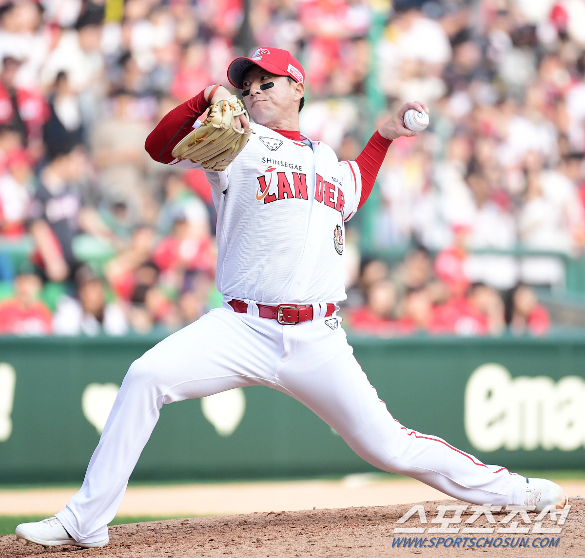 "'탁'하고 감정 올라온다" 불혹 필승조가 지키는 디펜딩챔피언의 뒷문…'…