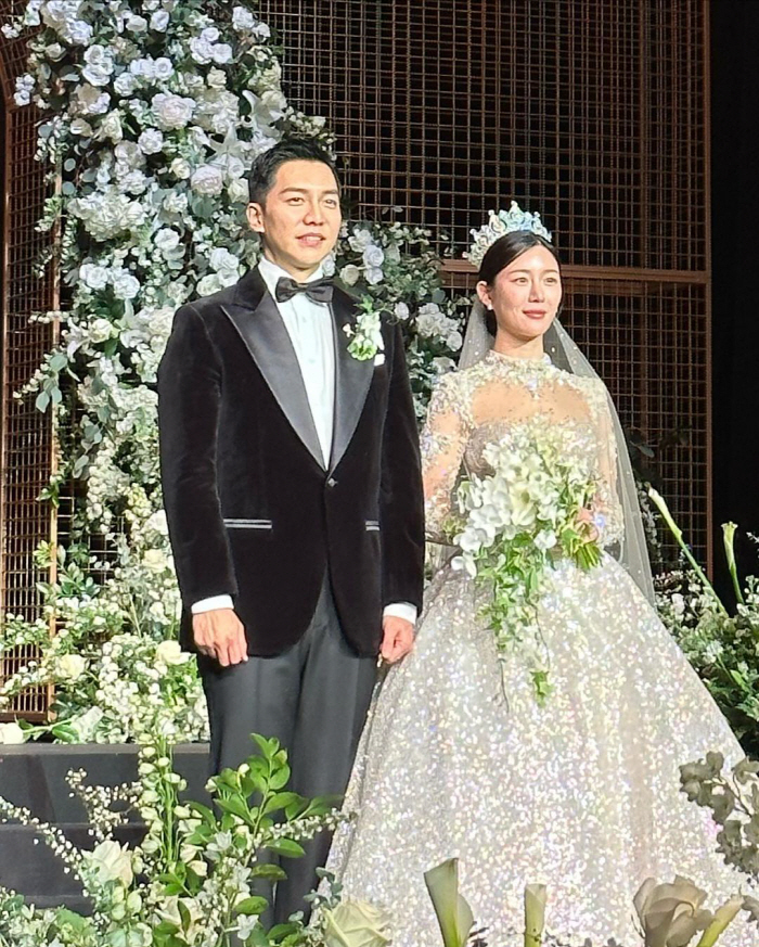 '시스루 드레스·빙구 웃음' 이승기♥이다인, 세상 럭셔리한 결혼식 현장 …