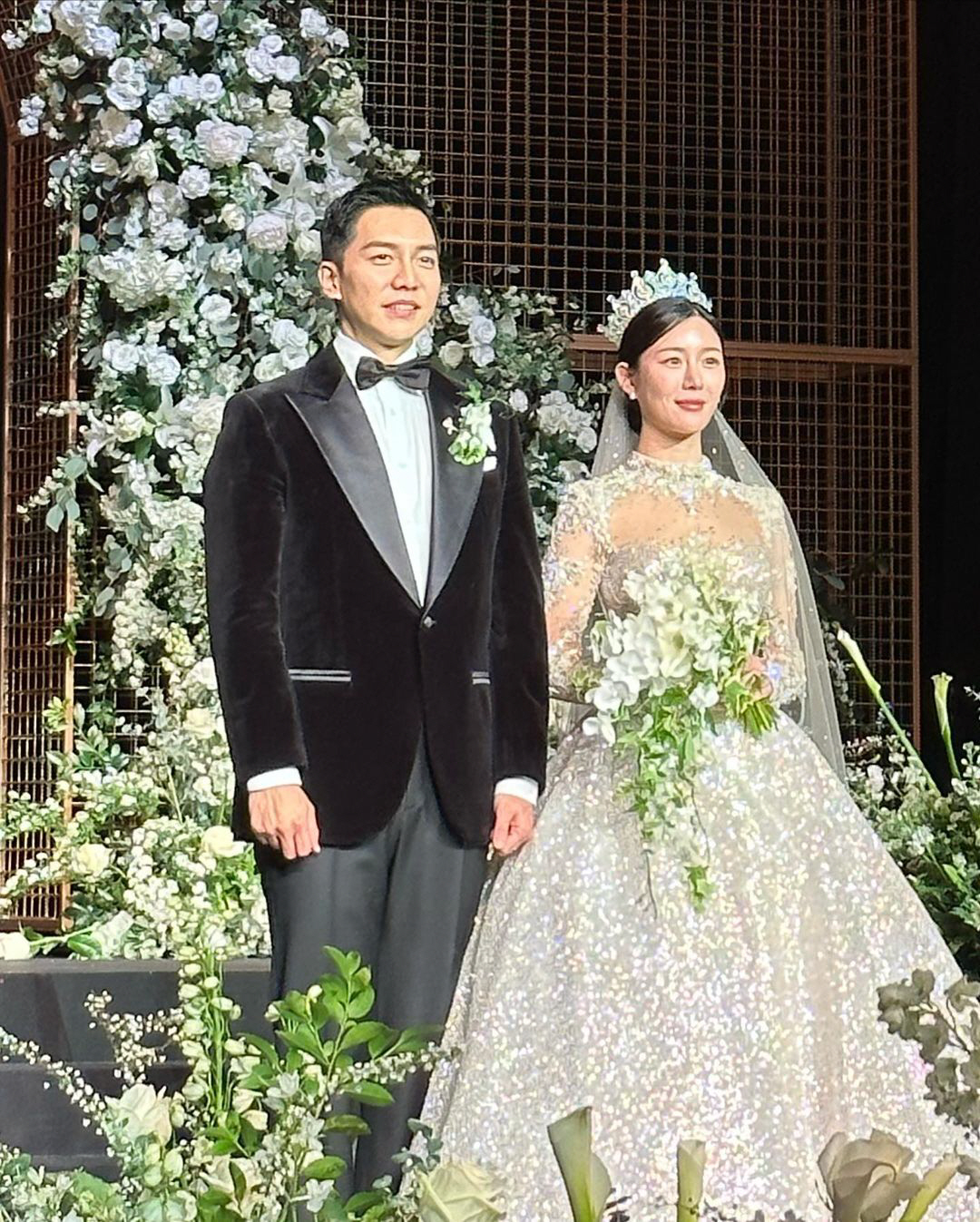 '시스루 드레스·빙구 웃음' 이승기♥이다인, 세상 럭셔리한 결혼식 현장 …
