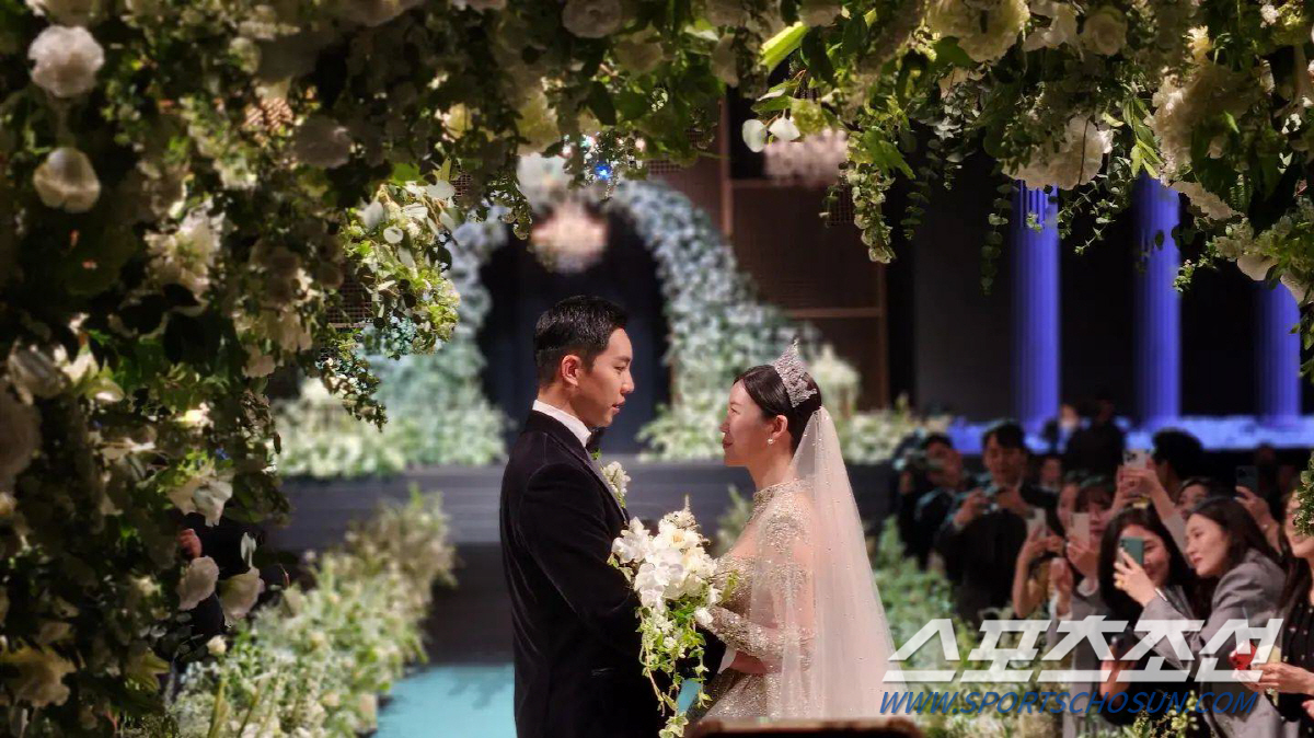 [종합]'이승기♥' 이다인, '여왕의 대관식' 연상시킨 대형 티아라에 드…