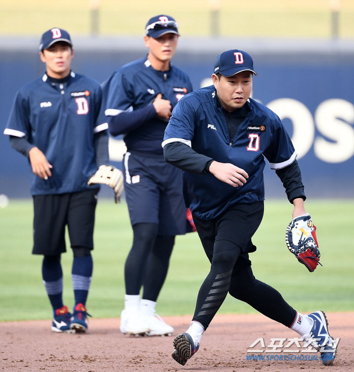 '코치님 너무한 거 아닙니까!' 양의지는 편하게·허경민은 진땀나게 '조성…