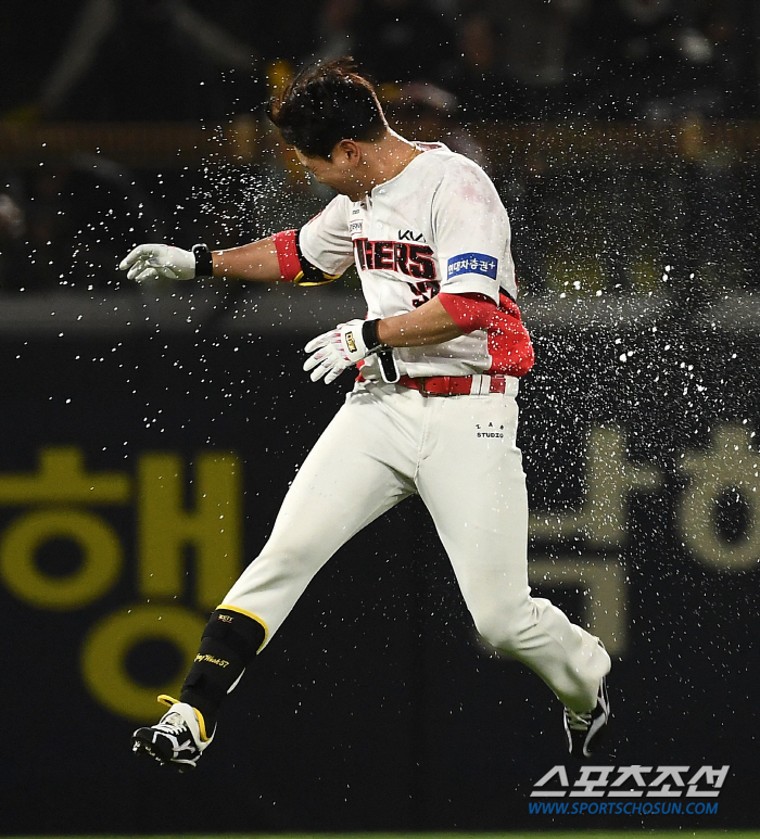 "사랑한다고 말하고 싶다" 9회말 끝내기 안타 고종욱..'시원한 물세례+…