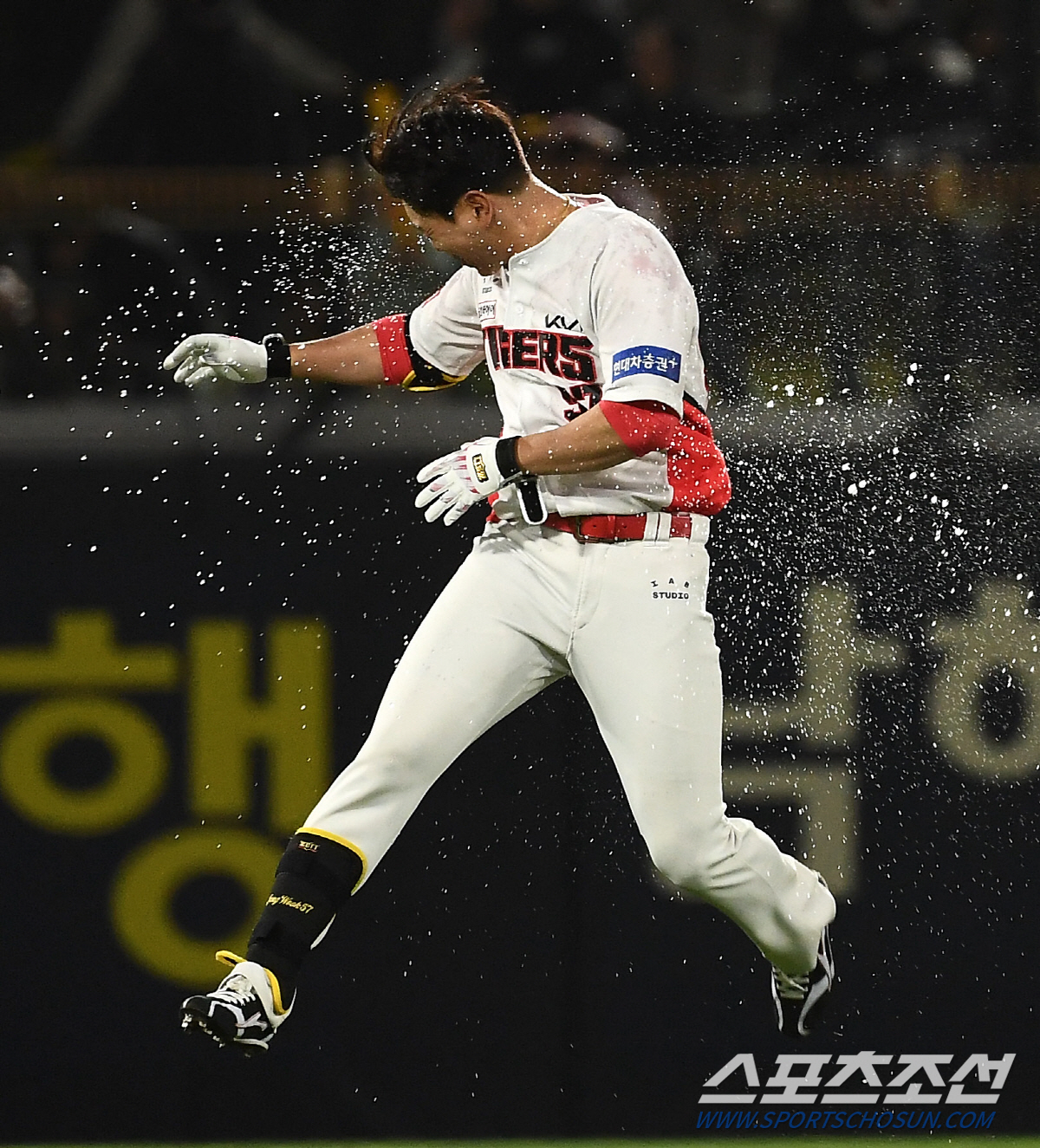 "사랑한다고 말하고 싶다" 9회말 끝내기 안타 고종욱..'시원한 물세례+…