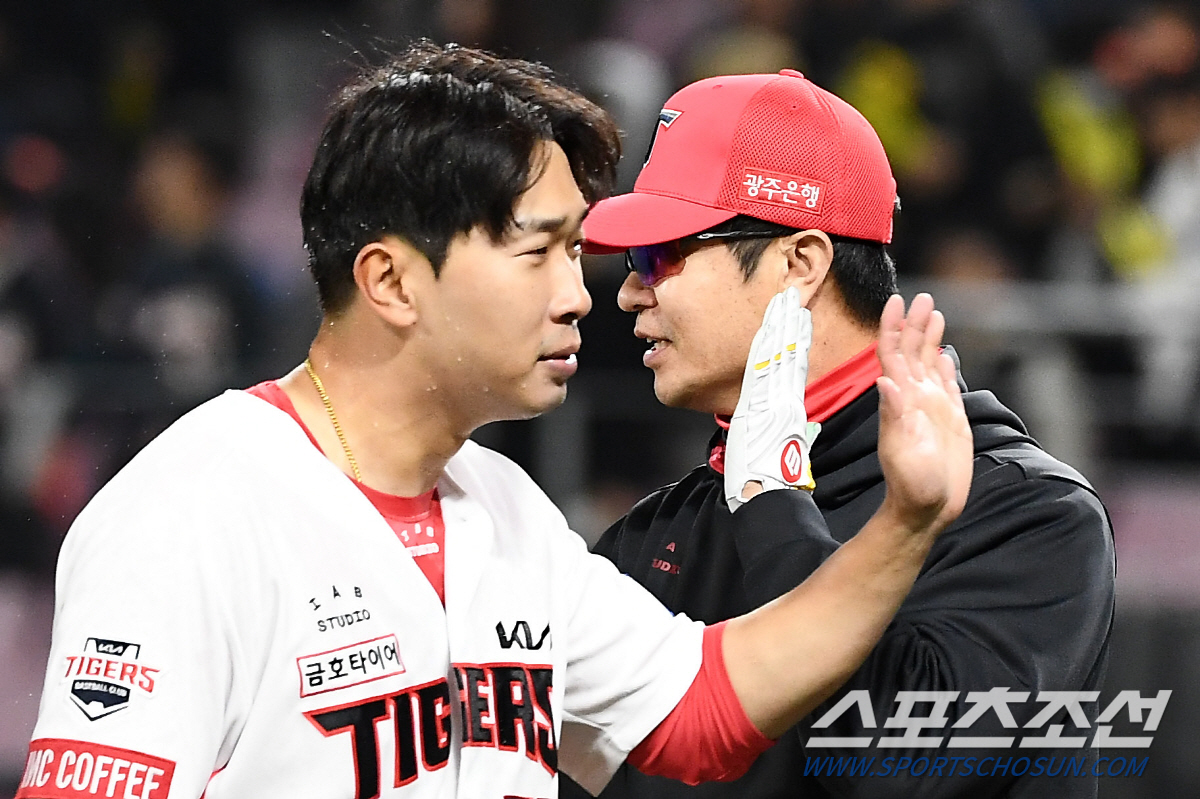 "사랑한다고 말하고 싶다" 9회말 끝내기 안타 고종욱..'시원한 물세례+…