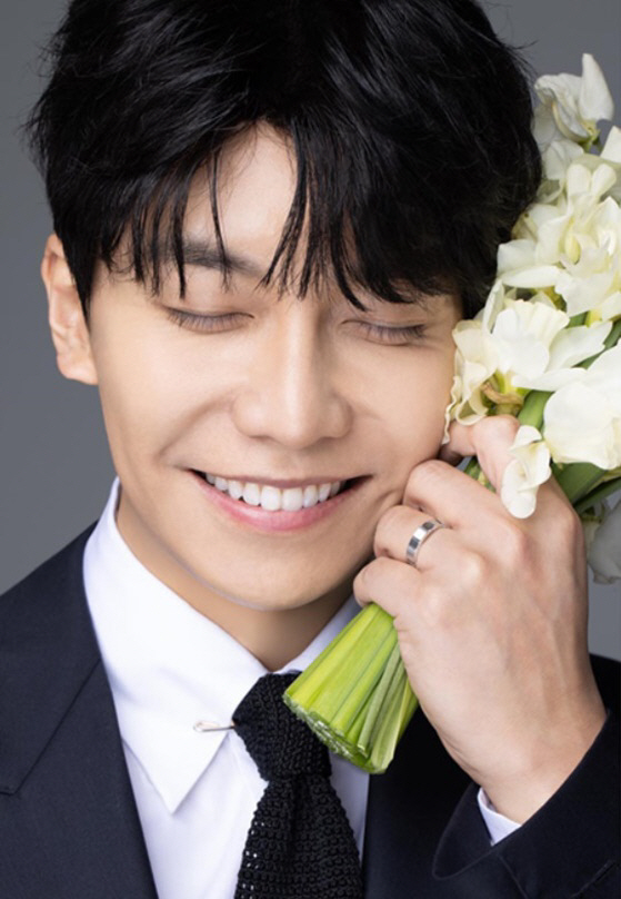 이승기♥이다인, 얼굴 맞댄 웨딩화보..결혼반지 끼고 세상 행복한 신랑[종…